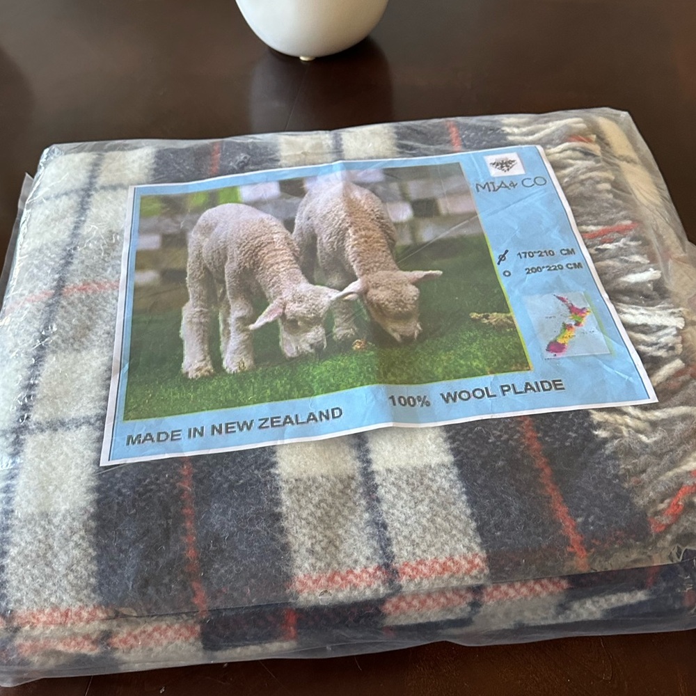 New Blanket made in New Zealand 100% wool plaide.Super warm and cozy.170cm/210cm